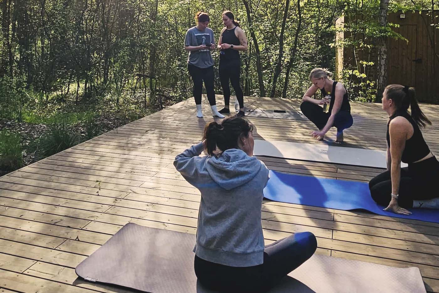 Entspannte Frau beim Pilates in natürlicher Umgebung